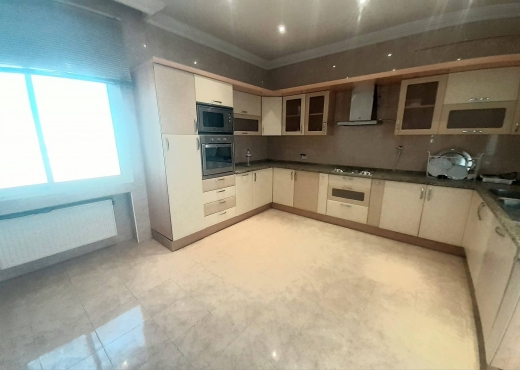 A louer villa S+5 à L'Aouina